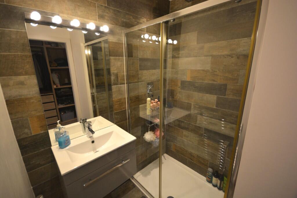 EN SUITE SHOWER ROOM
