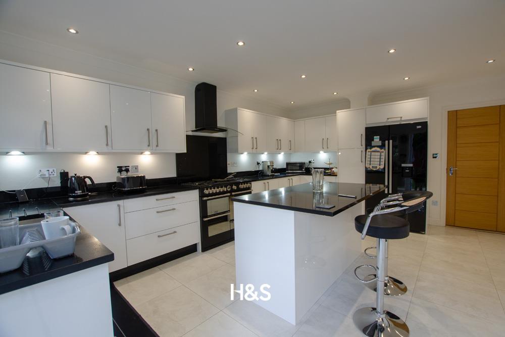 130 Stanway - kitchen3.jpg