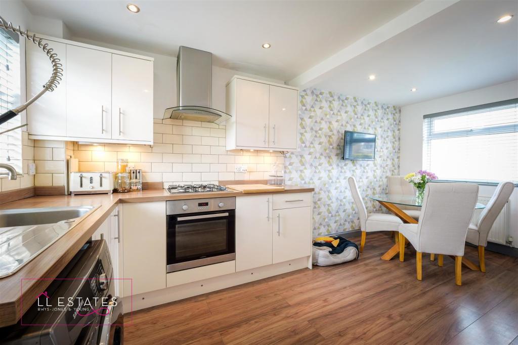 39 Roseview Crescent-13.jpg