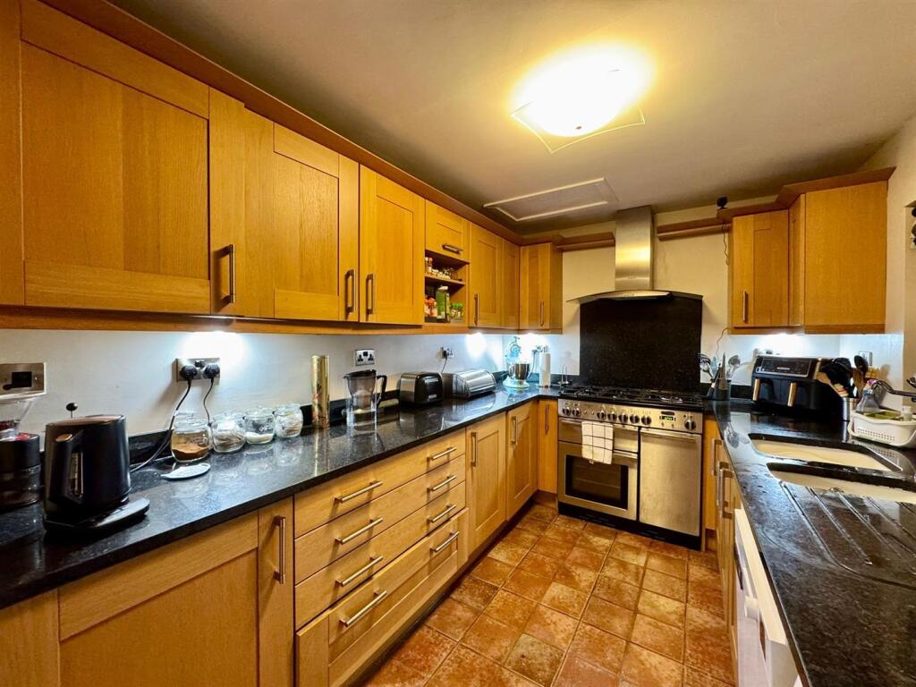 Kitchen (3).jpg