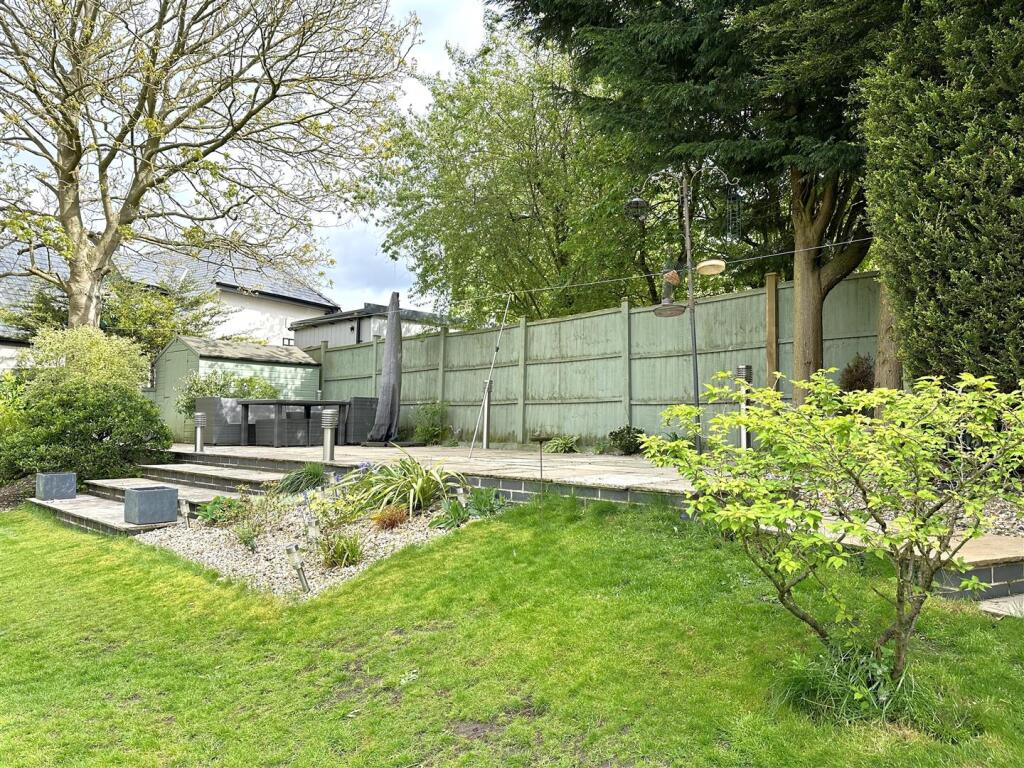 Raised Paved Seating Area 629