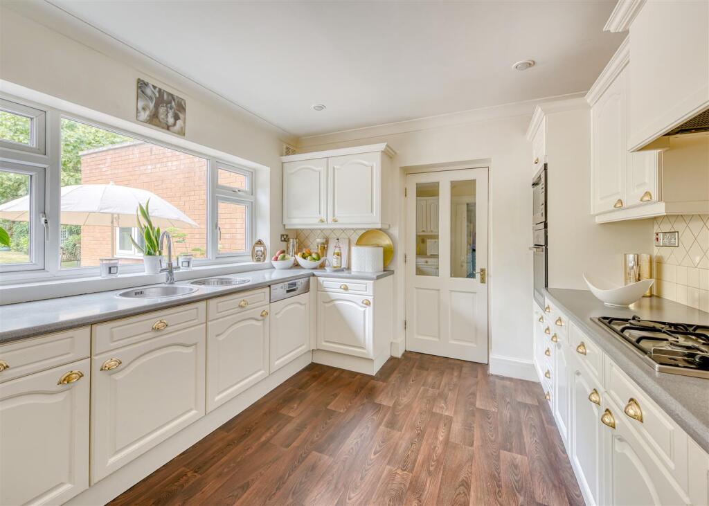 58 Perton Road-kitchen1.jpg