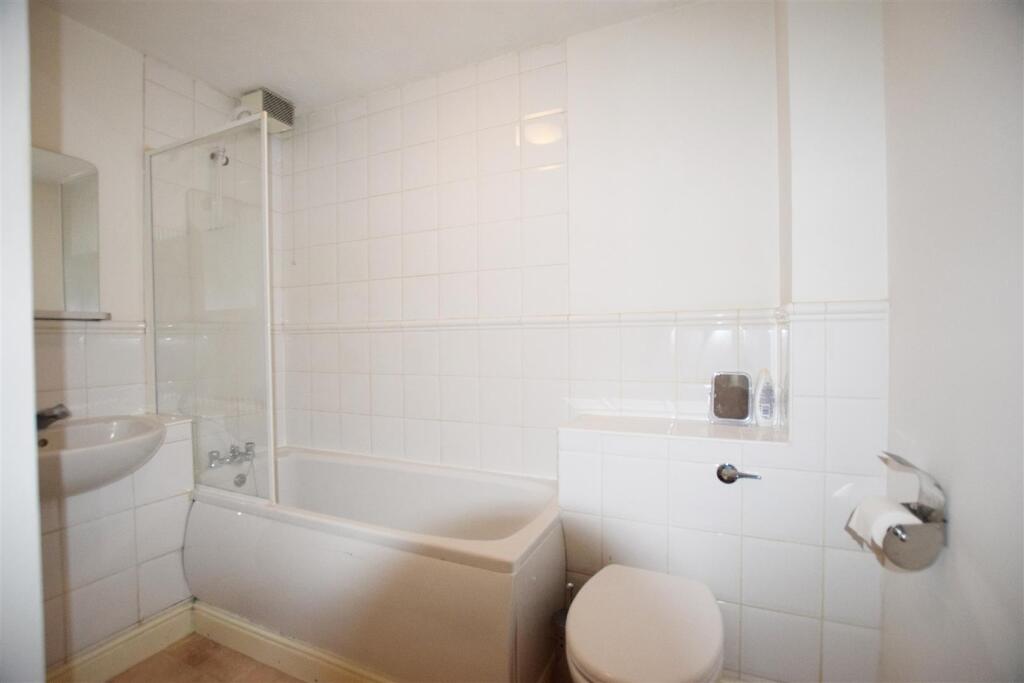 10Uptonclosebath.JPG