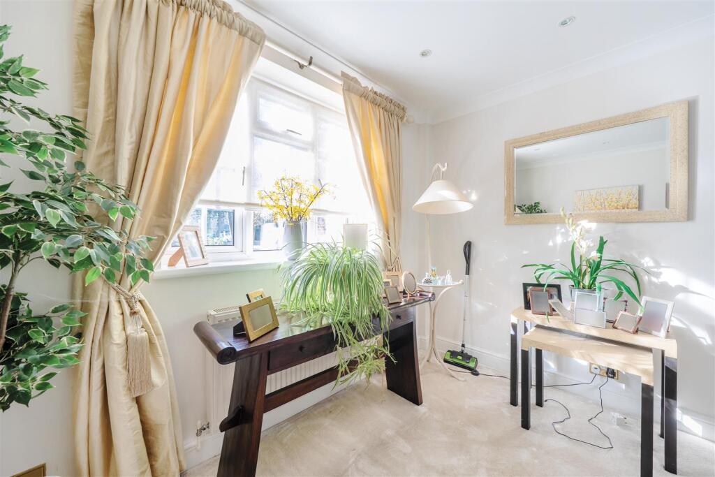Lounge/Dining Room: