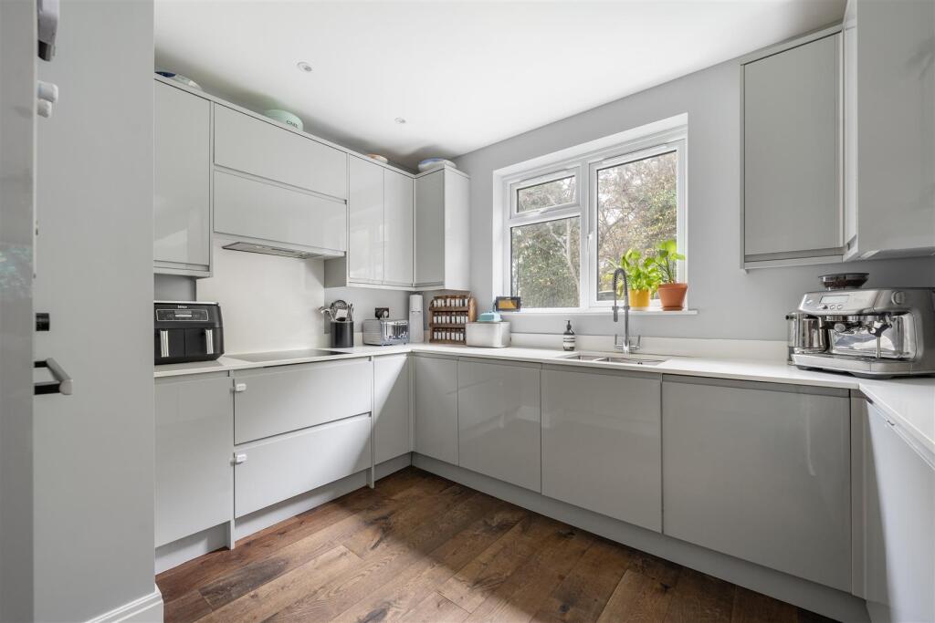 Larkshall Crescent E4