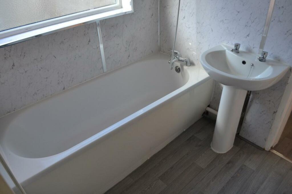 Bathroom 2 (Medium).JPG