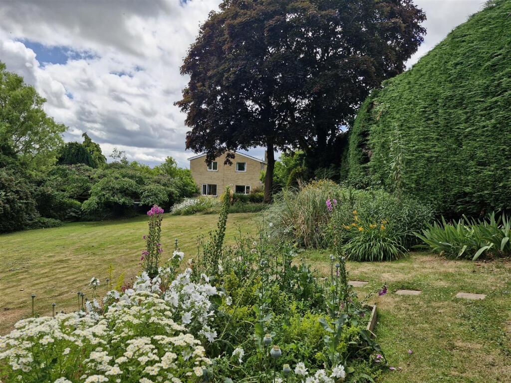 gdn view of hoiuse c.jpg