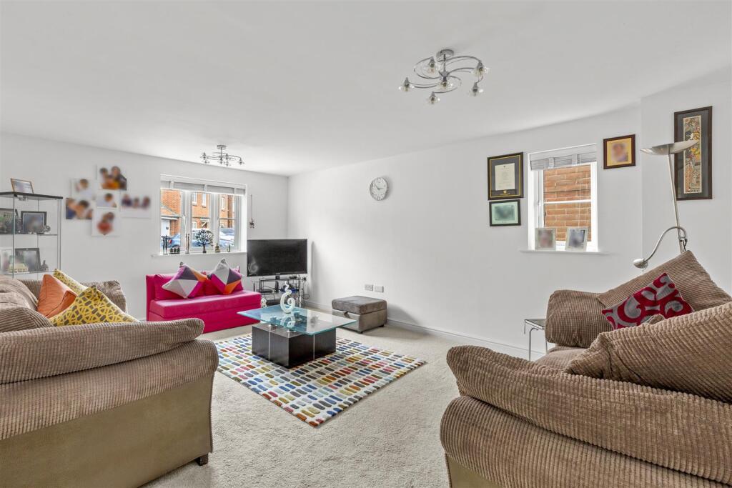 45 Wellesbourne Crescent, HP13 5HF-7.jpg