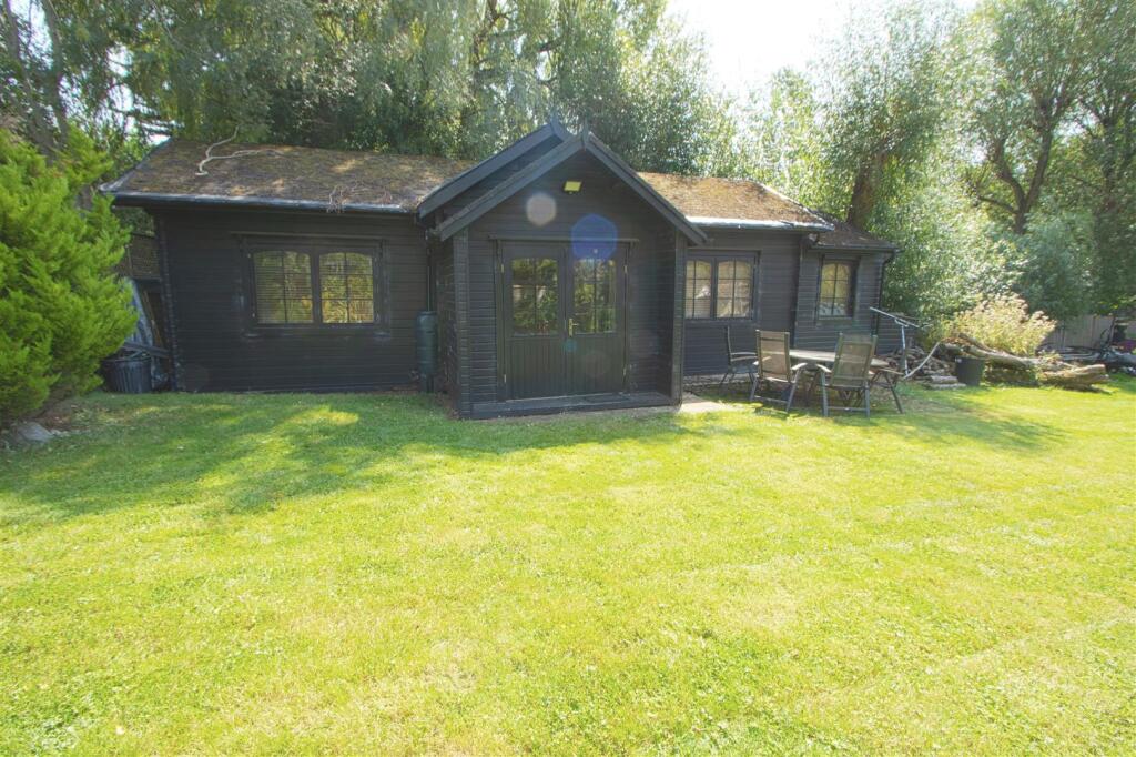 DETACHED GARDEN CABIN