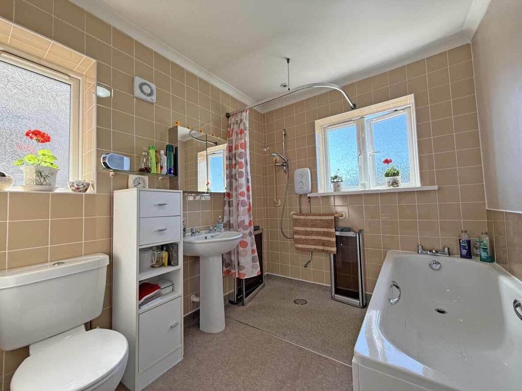 Lester Close 10 Bathroom.jpg