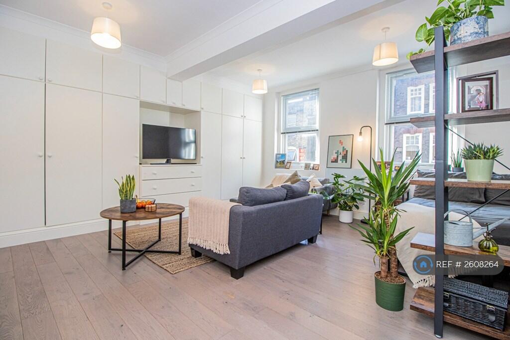 Bedroom / Lounge 2
