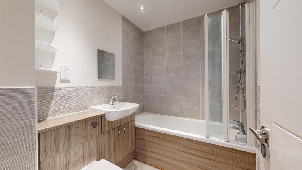 Leighton Park 77 Bathroom.jpg
