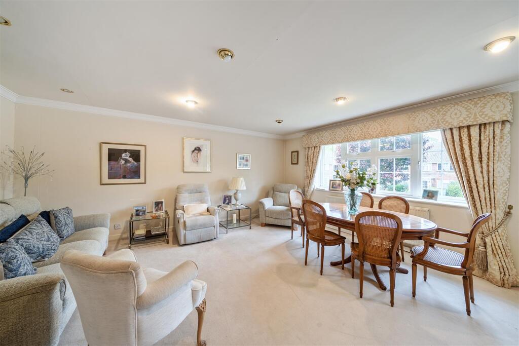 Lounge/Dining Room: