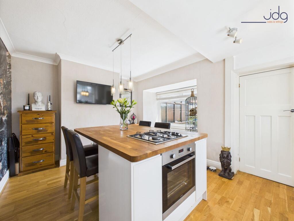 Kitchen Diner with Central Island  incorporating a gas hob and breakfast bar seating