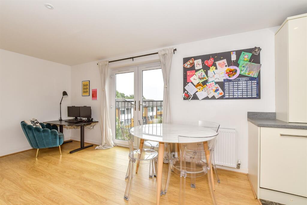 Lounge/ Diner/ Kitchen