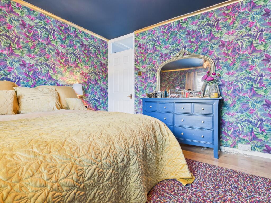 CAM03729G0-PR0127-STILL008