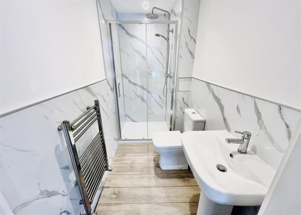 EN SUITE SHOWER ROOM