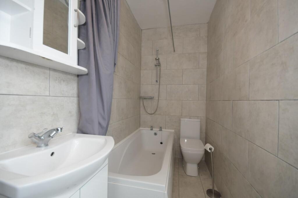 BATHROOM 02.JPG