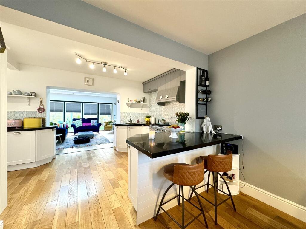 KITCHEN/BREAKFAST AREA
