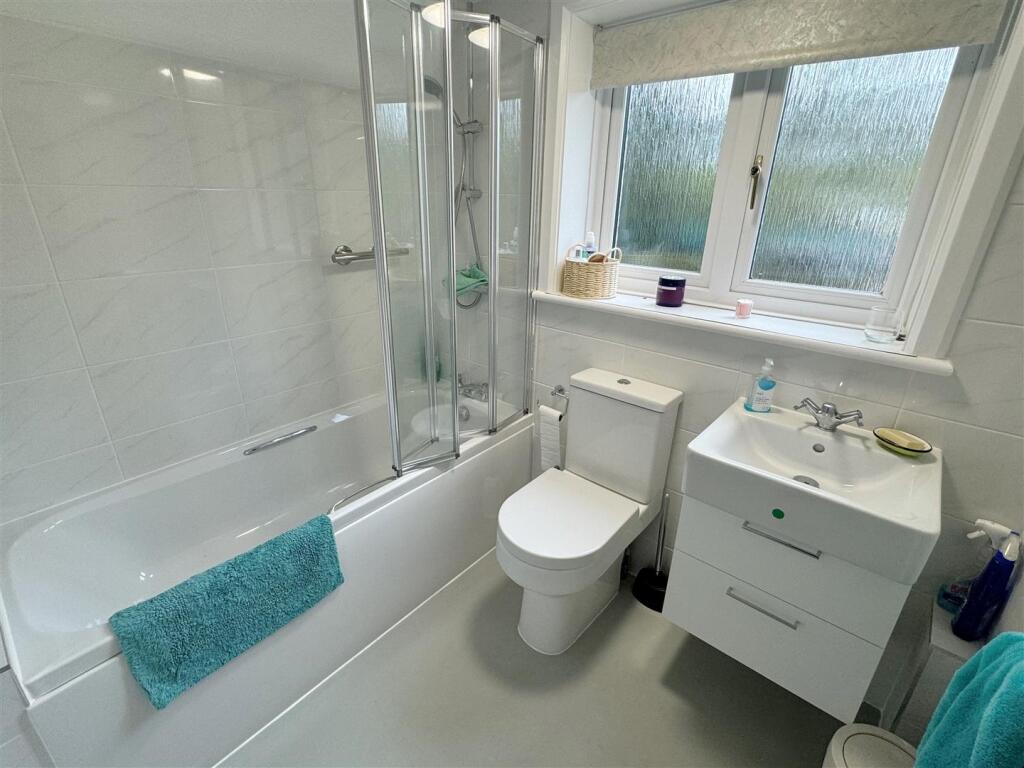 Bathroom 1.JPG