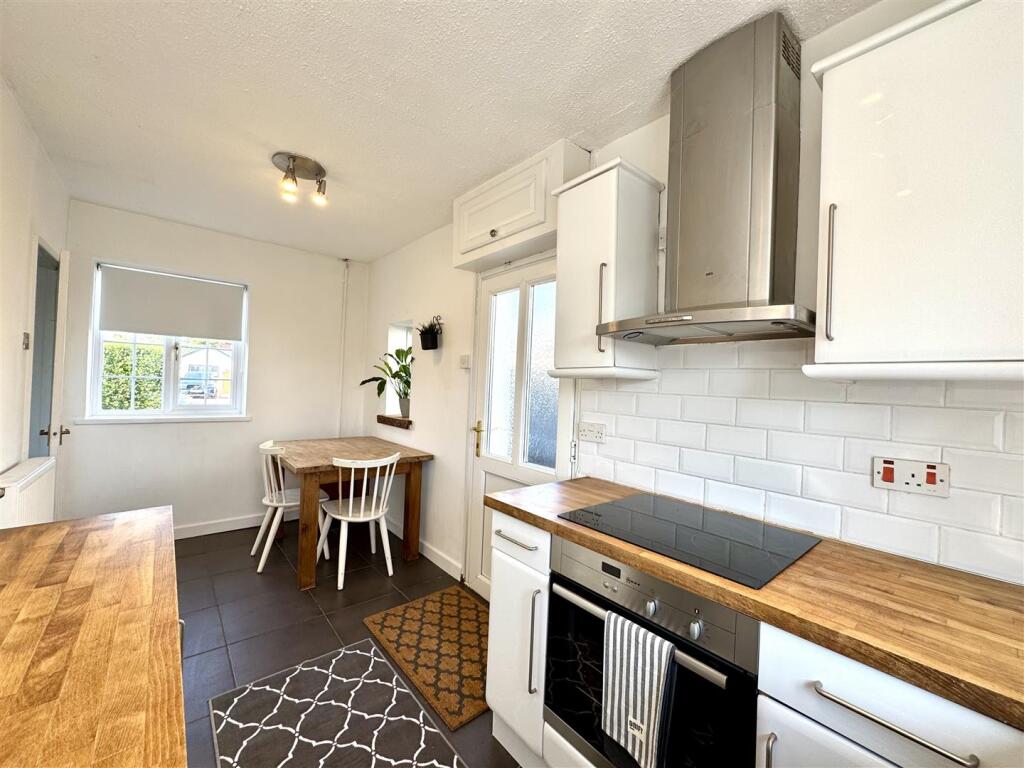 KITCHEN/DINING ROOM
