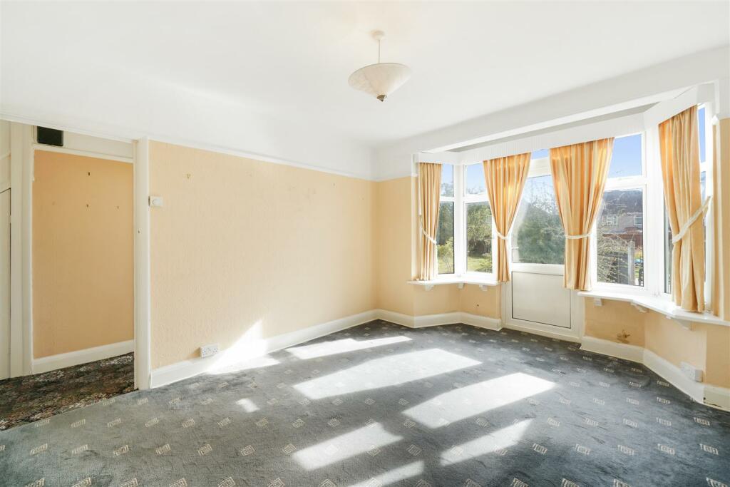 13 East Court - y7t8IcxoBv0O7kZl8fP4.jpg