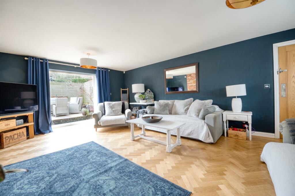 Lounge towards garden.jpg