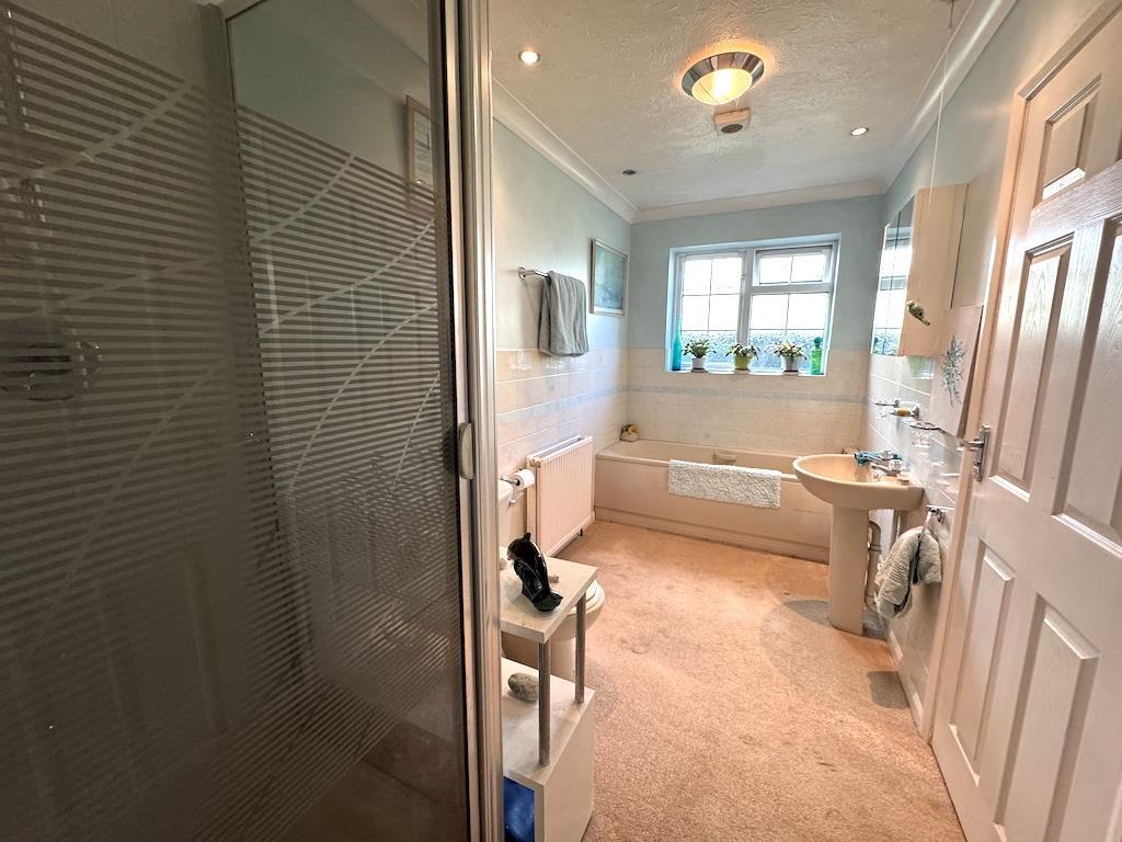 16 - Bathroom.jpg