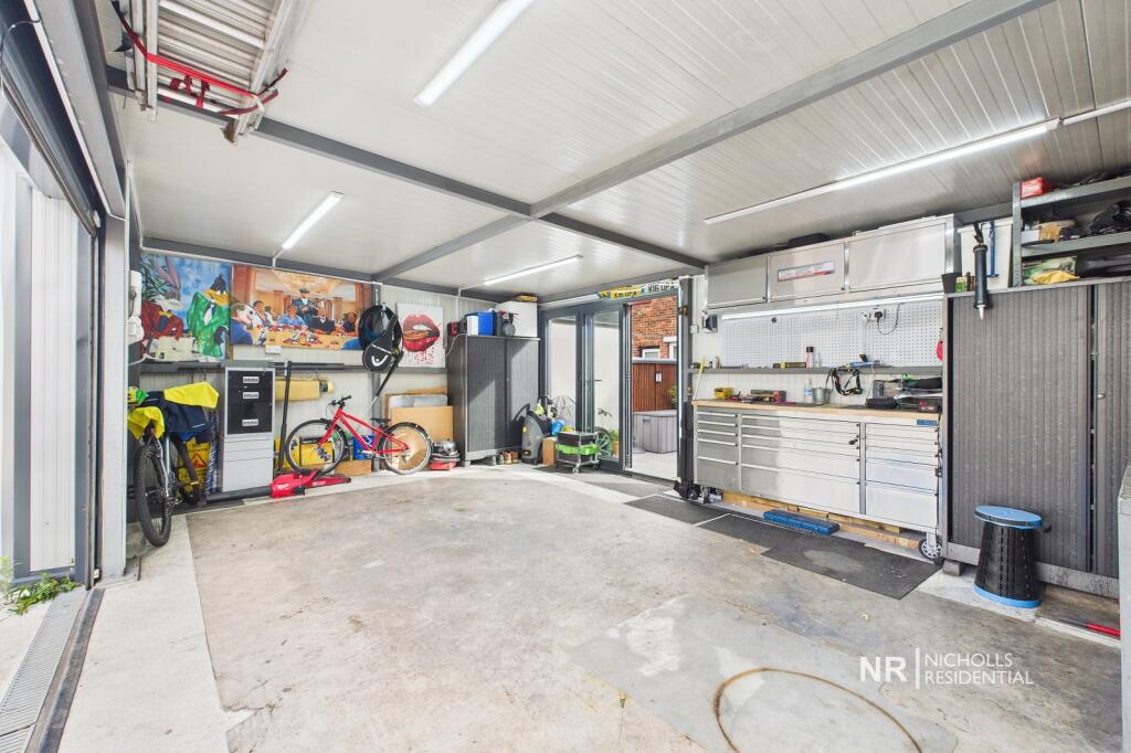 Garage Extra Photo