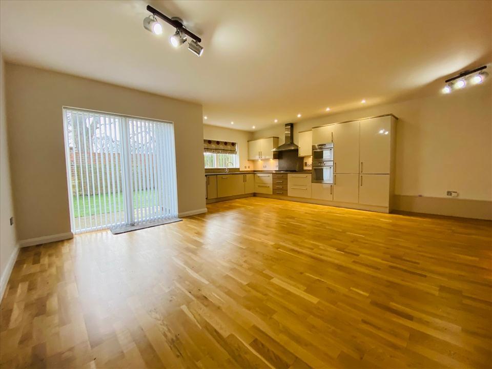 FAMILY DINING KITCHEN