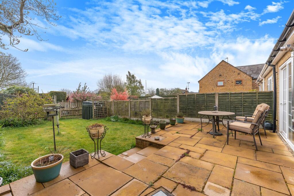 6 Gulliver's Close, Horley-27.jpg