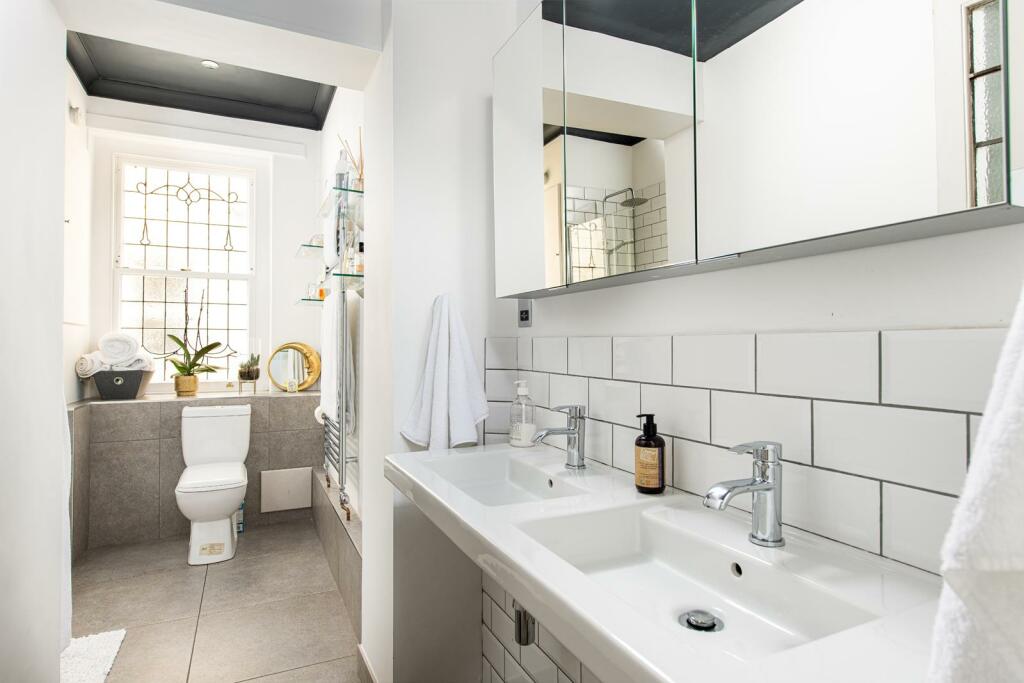 Bathroom_2.jpg