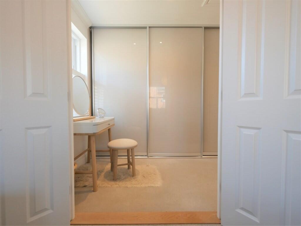 PRINCIPAL BEDROOM...