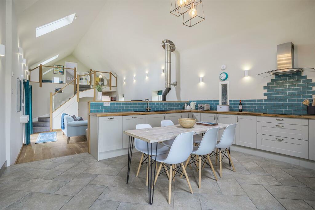 8508933-interior01.jpg