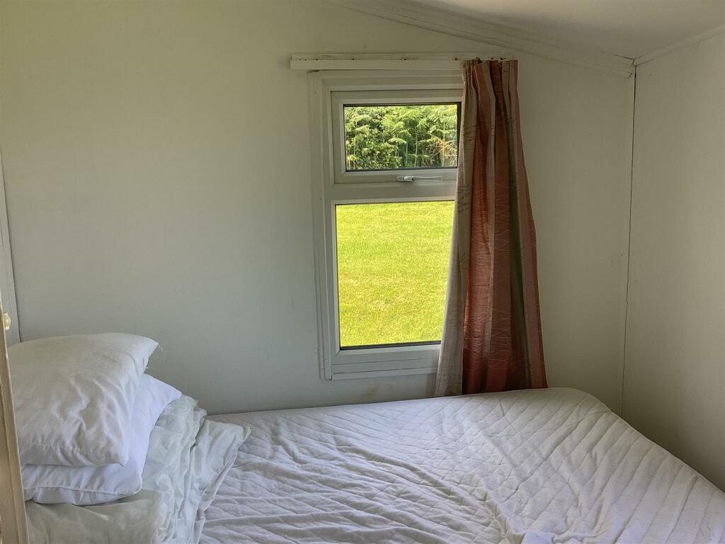 bed 1.jpg