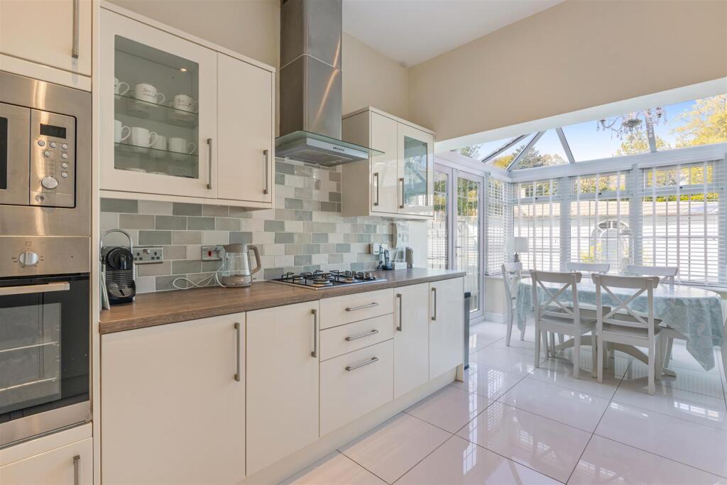 A12 - The Hamptons, Torquay - 250429.jpg