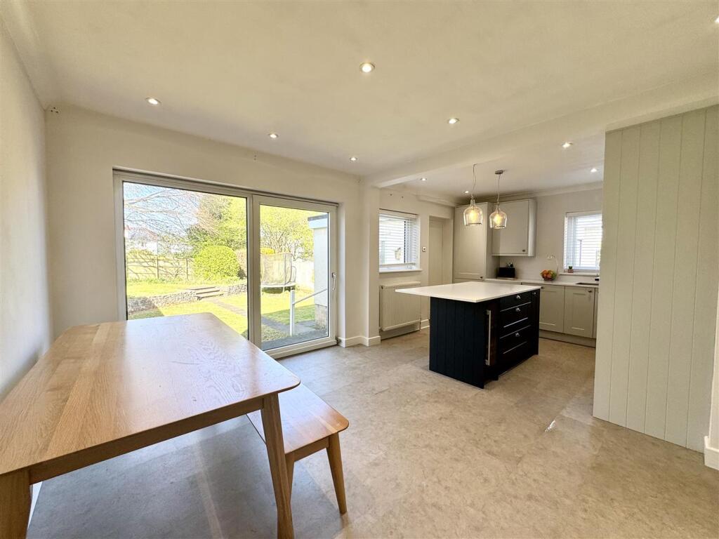 KITCHEN/FAMILY DINING ROOM