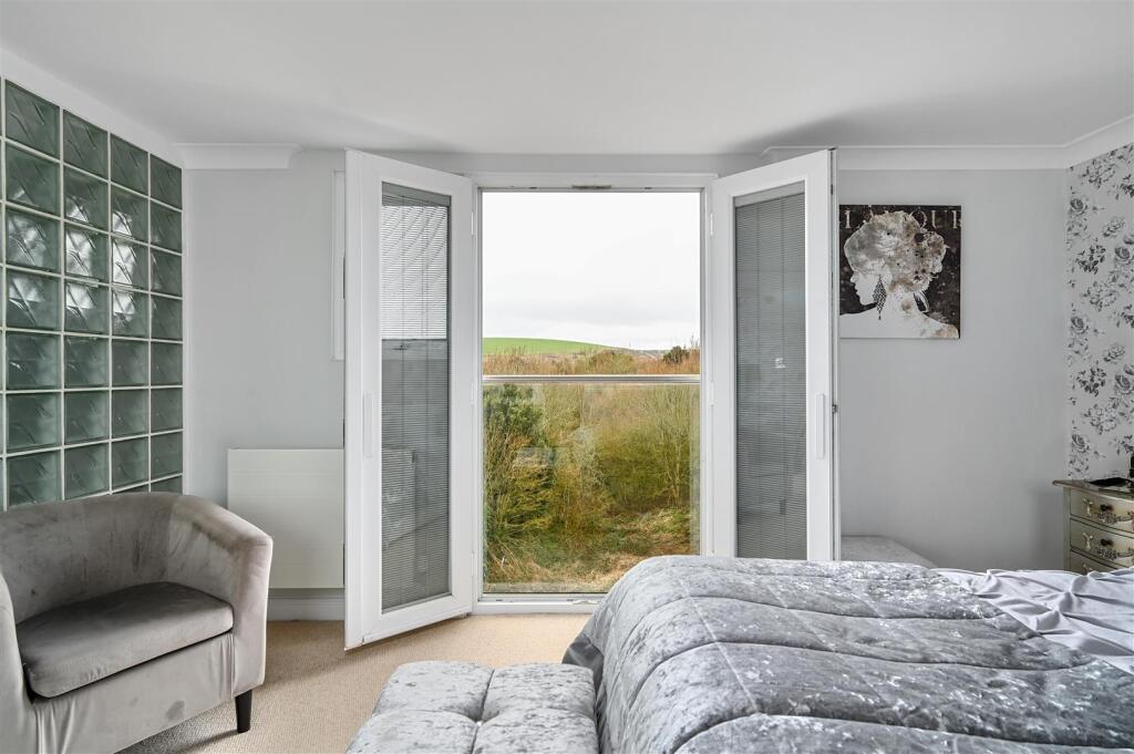 16 ridge close, bn41 (11).jpg