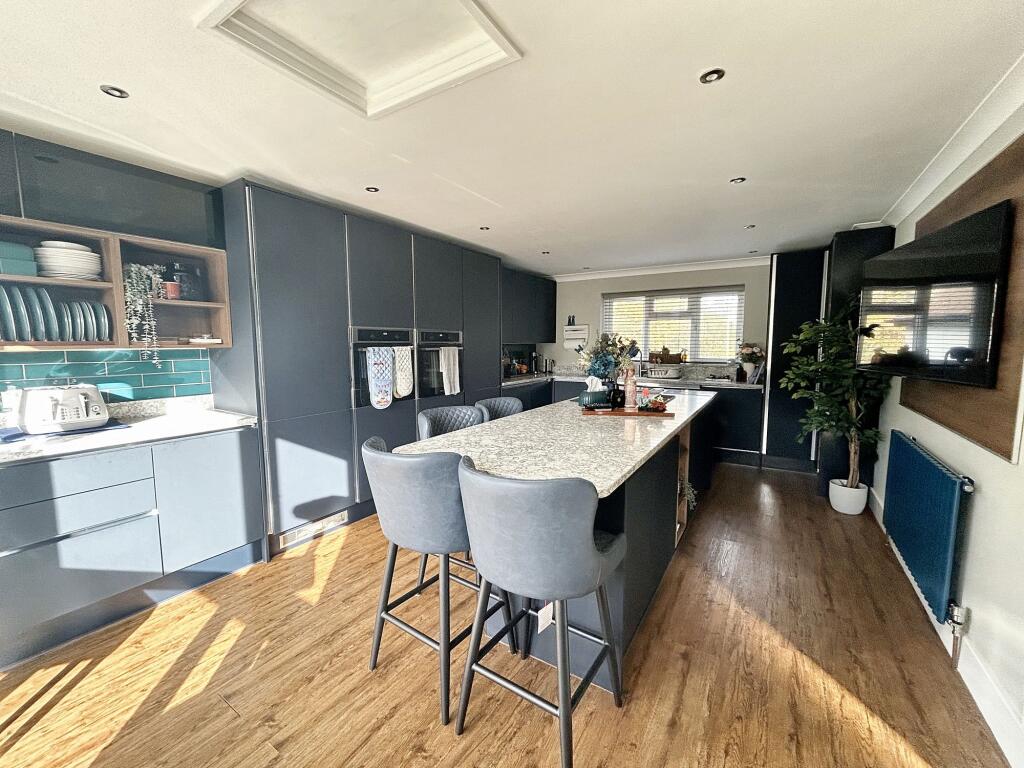 KITCHEN/BREAKFAST ROOM