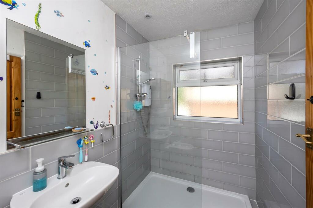 Amberley Drive 134 SHOWER ROOM.jpeg