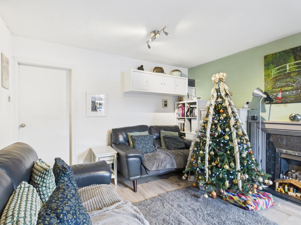 CAM03729G0-PR0195-STILL031