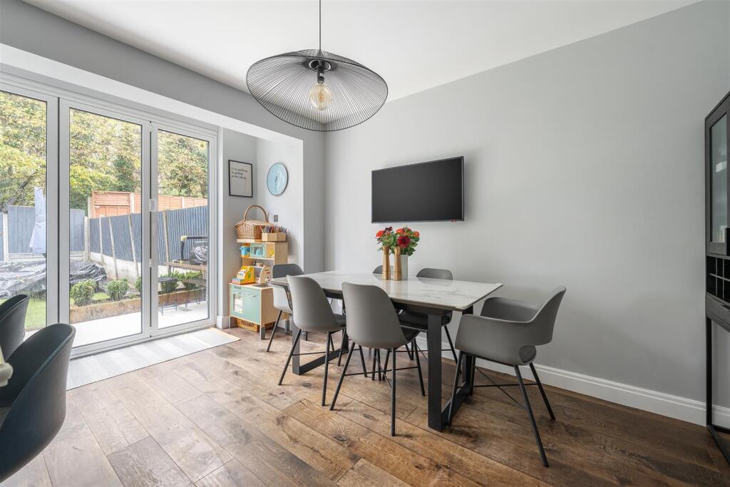 Larkshall Crescent E4