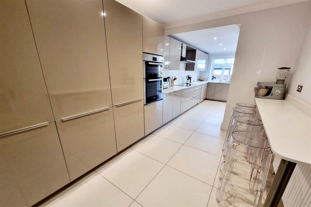 WELL FITTED KITCHEN/DINER: PIC. 2