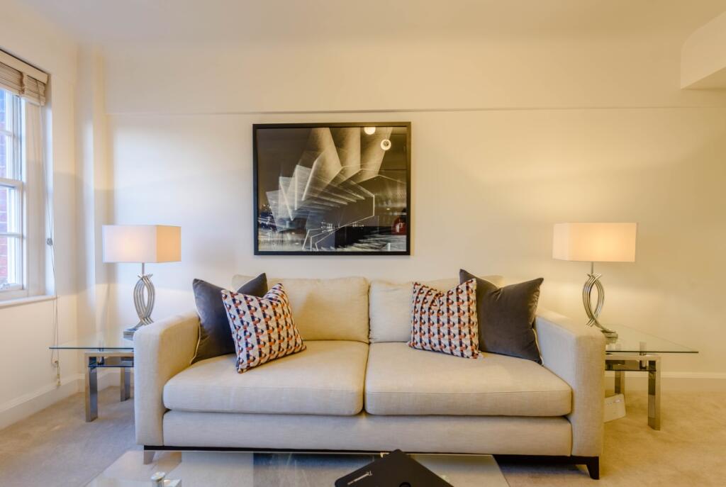 8447084-interior_09