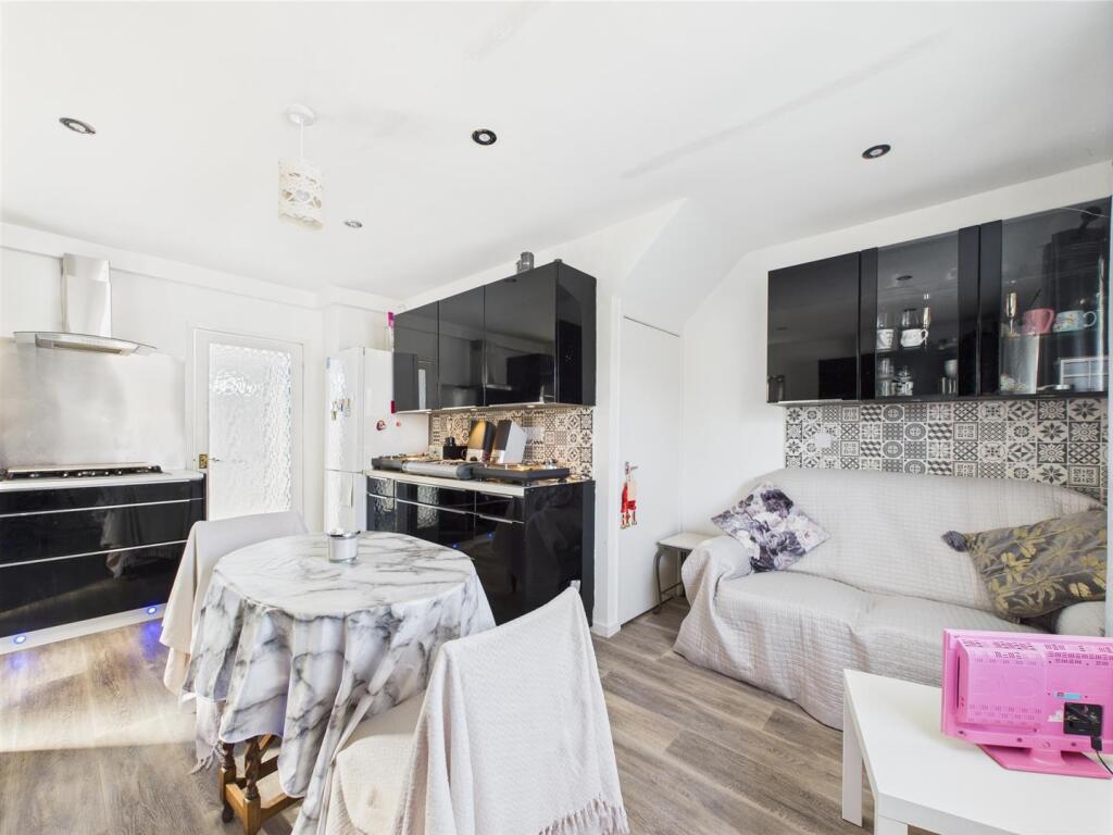 CAM03844G0-PR0275-STILL015.jpg