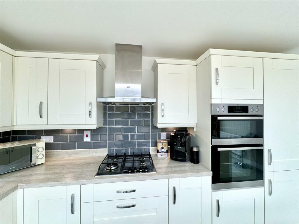 KITCHEN/BREAKFAST AREA