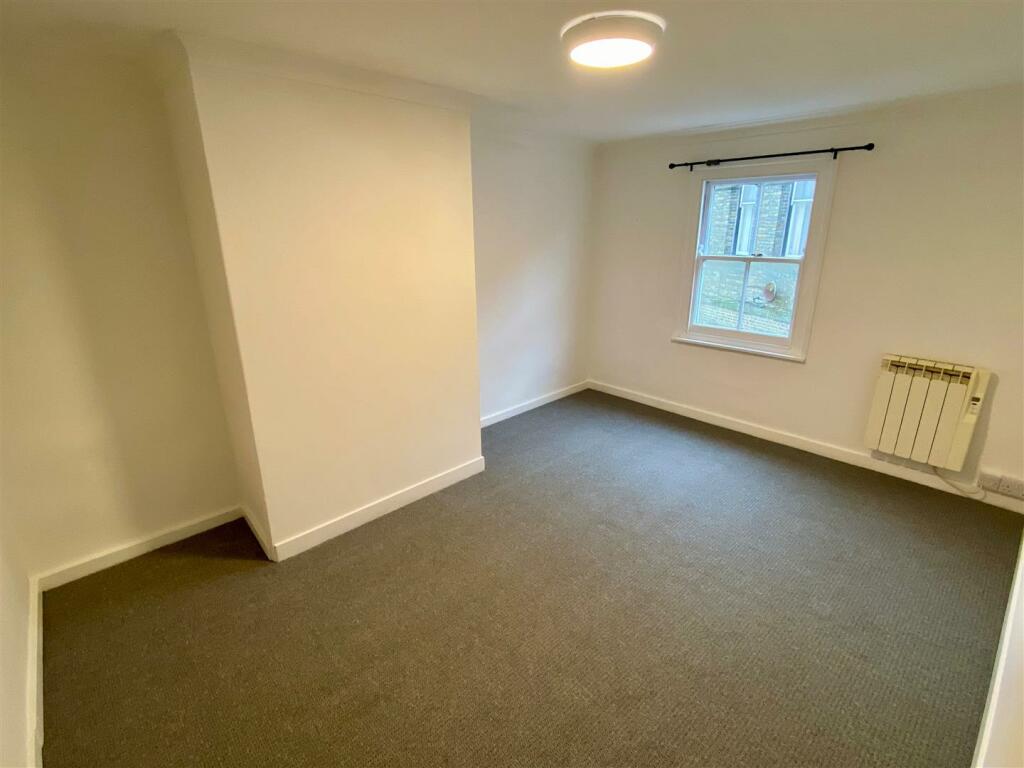 Flat 2, 5 Bank Street Bedroom 1