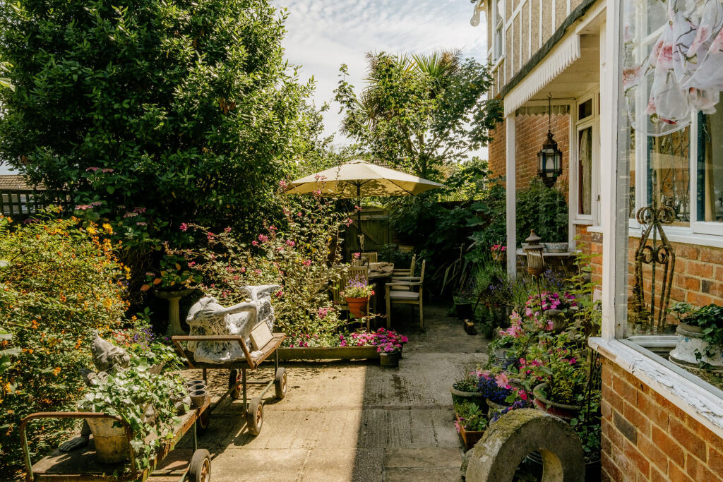 Croft-Bexhill-Squirrels-Exterior-10