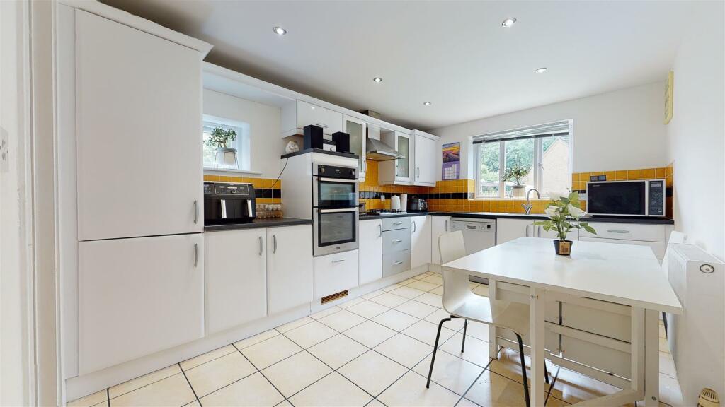 KITCHEN/BREAKFAST ROOM