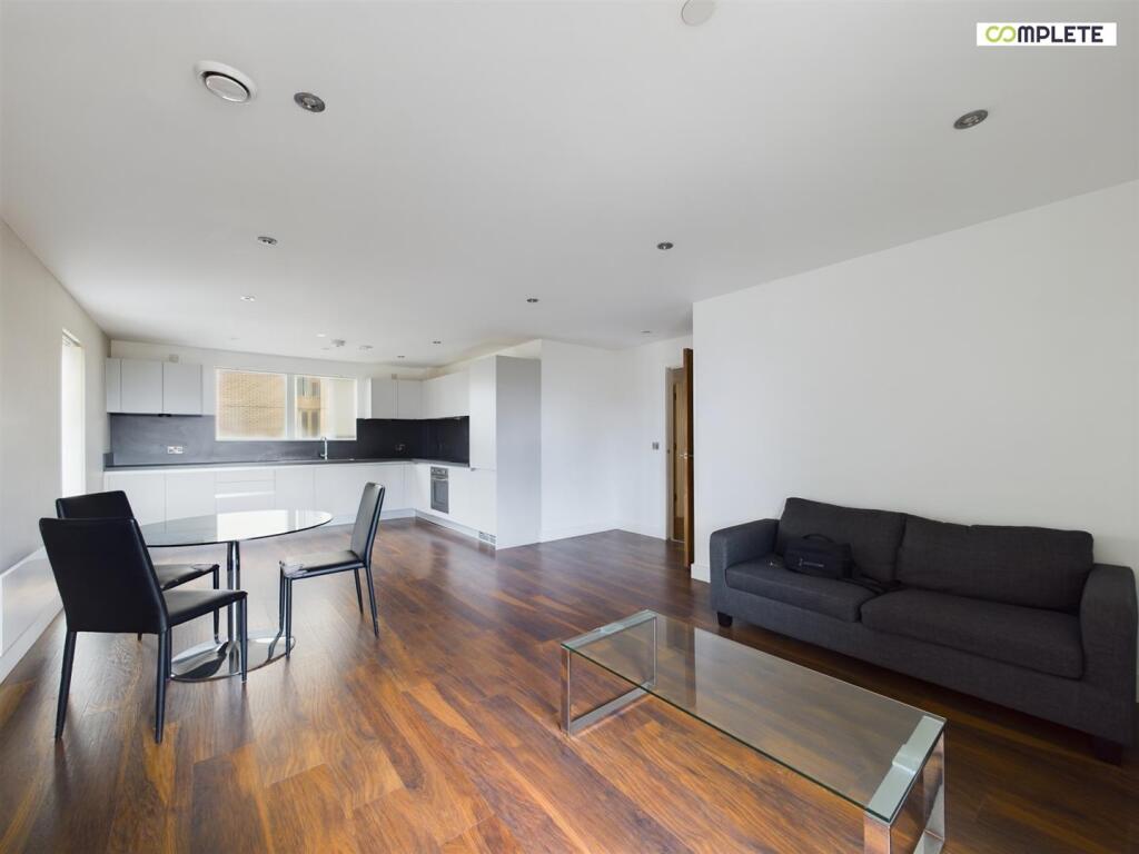 CAM01231G0-PR0052-STILL013